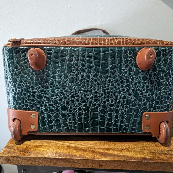 Samantha Brown embossed aqua green and brown carry on roller luggage - Picture 11 of 12